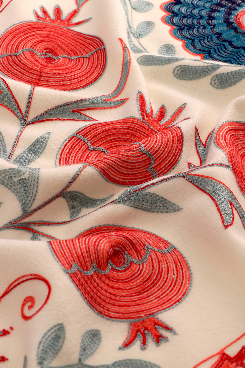 شال شتوي مطرز باللون الكريمي - 3