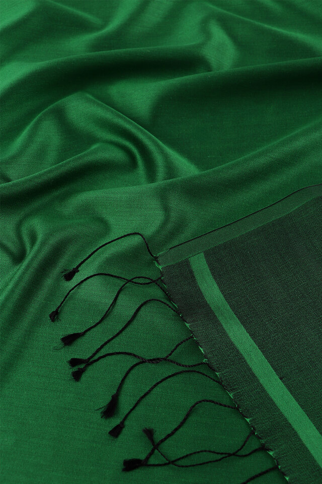 شال بينيتون الحريري الأسود ذو الوجهين - 5