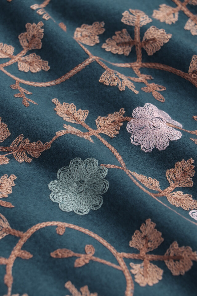 شال شتوي مطرز باللون الأزرق البترولي - 4