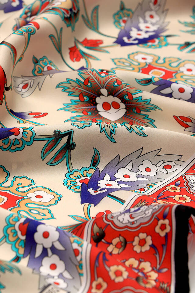 وشاح مربع من الحرير بنمط Efes باللون الأسود والأحمر - 3