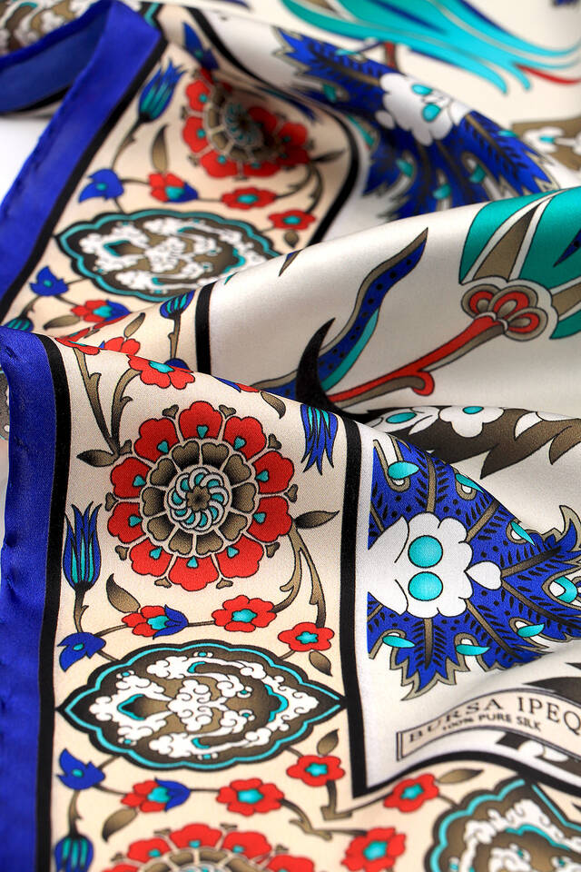 وشاح مربع من الحرير بنمط Efes من ساكس كريم - 3