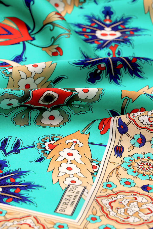 وشاح مربع من الحرير بنمط Efes باللون الأزرق الداكن - 3