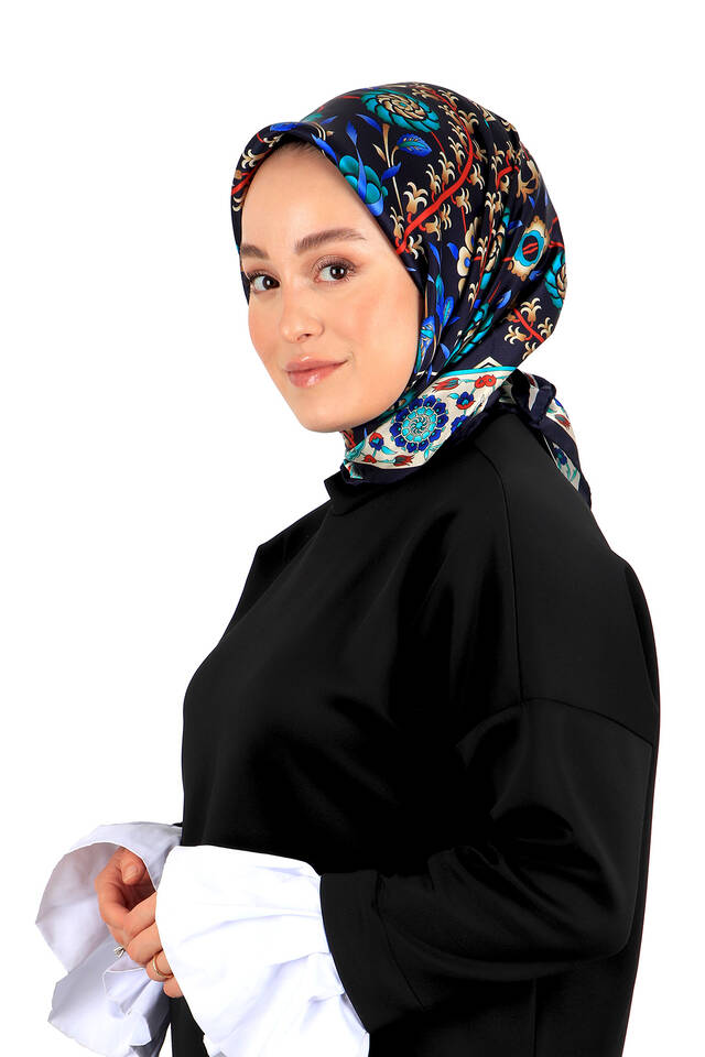 وشاح مربع من الحرير بنمط Saks Selçuk باللون الأزرق الداكن - 2