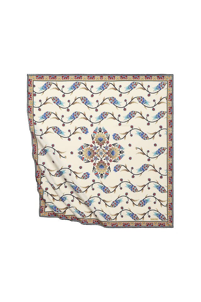 وشاح مربع من الحرير بنمط توليب أسود 