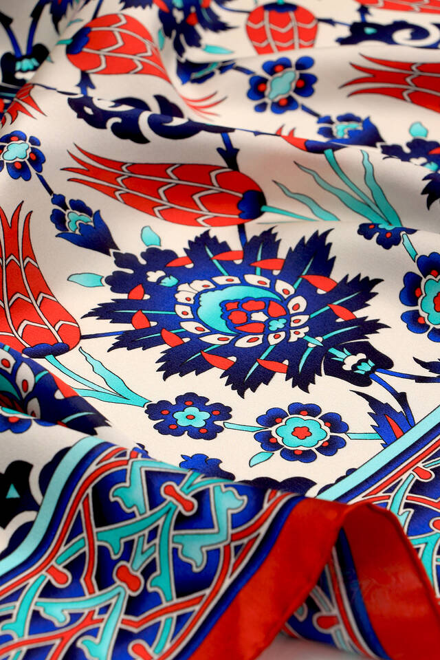 وشاح مربع من الحرير بنمط توليب من بلاط ساكس الأحمر - 3