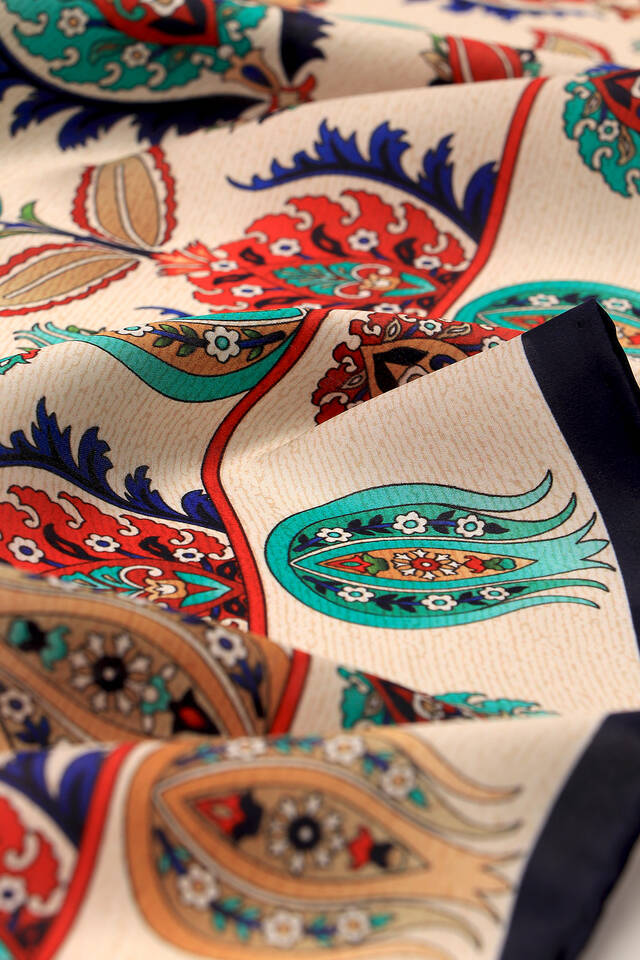 وشاح مربع من الحرير بنمط إزنيق باللون الأزرق الداكن - 3