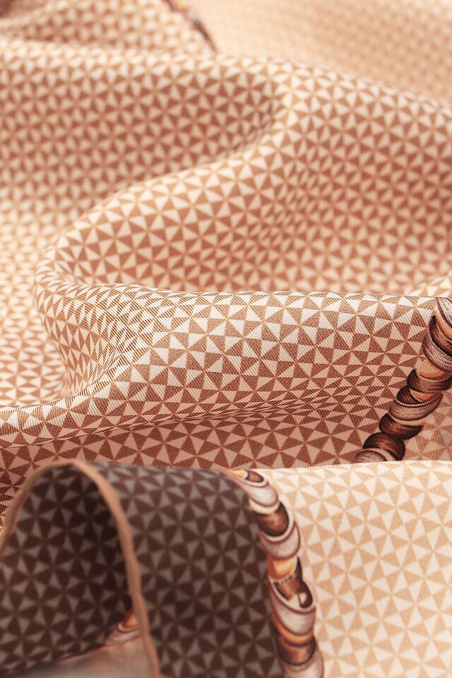 وشاح مربع من نسيج التويل الحريري البني - 3