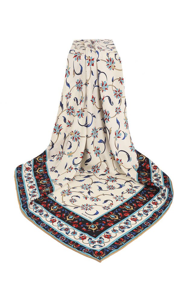 وشاح مربع حريري بنمط الزهرة البرية السوداء - 3