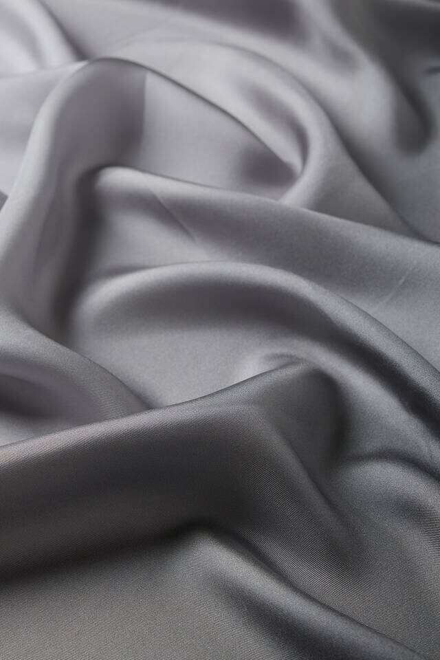 وشاح مربع من التويل الحريري المتدرج باللون الرمادي المدخن - 3