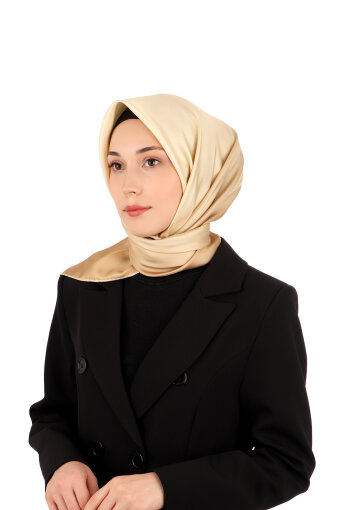 وشاح مربع حرير متدرج باللون الذهبي الكريمي 