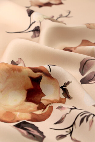 وشاح حريري مربع من الحرير بنقشة الزهور الكريمية - Thumbnail