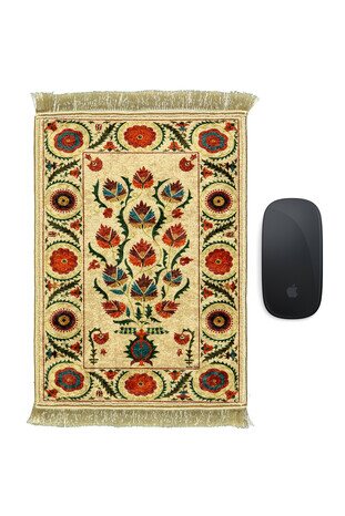 سجادة صغيرة مزخرفة باللون الكريمي 