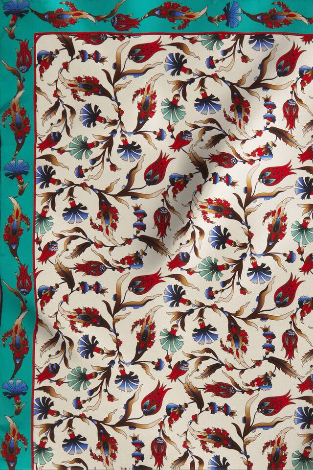 وشاح مربع من الحرير بنقشة الخزامى بزيت القرنفل من إكرو - 4