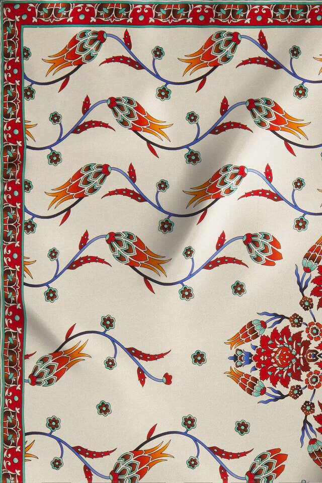 وشاح مربع حرير بنمط توليب مزين بالترتر الزيتي إكرو - 4