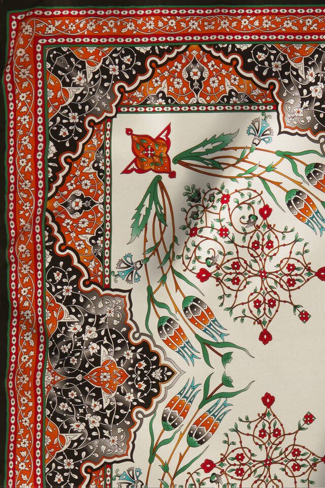 وشاح مربع حرير بنمط توليب شمعدان أسود برتقالي - 4