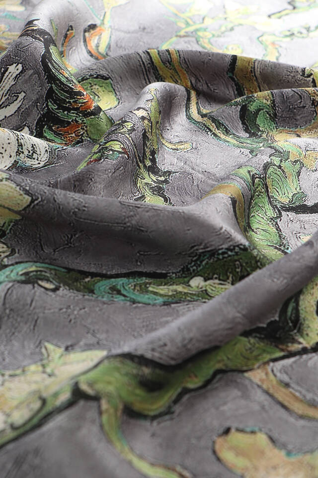 وشاح حرير مربع من زهر اللوز سورا باللون الرمادي - 3