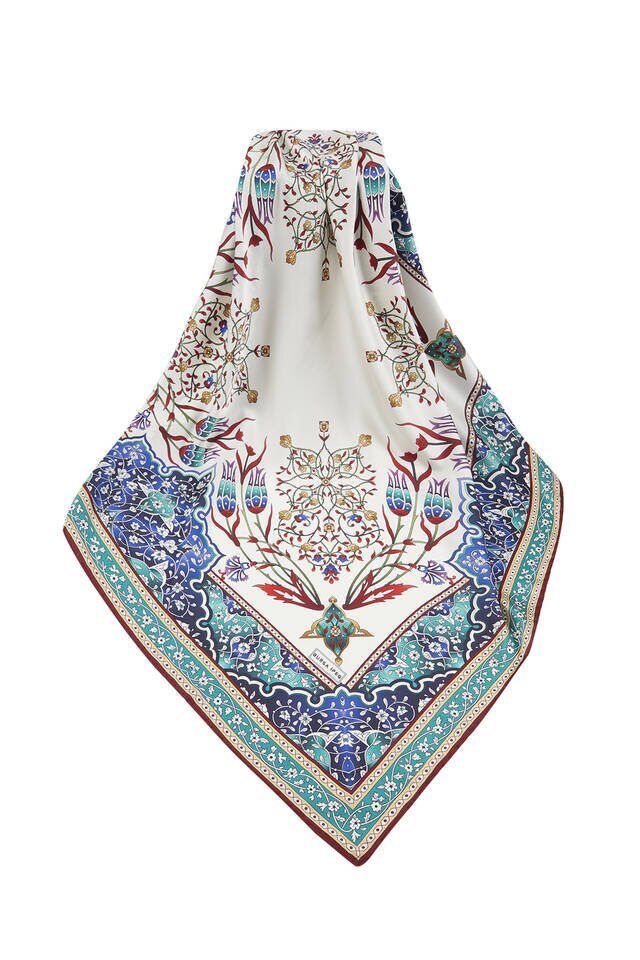 وشاح مربع حريري بنمط توليب شمعدان تركي أحمر كلاريت من الزمرد - 3