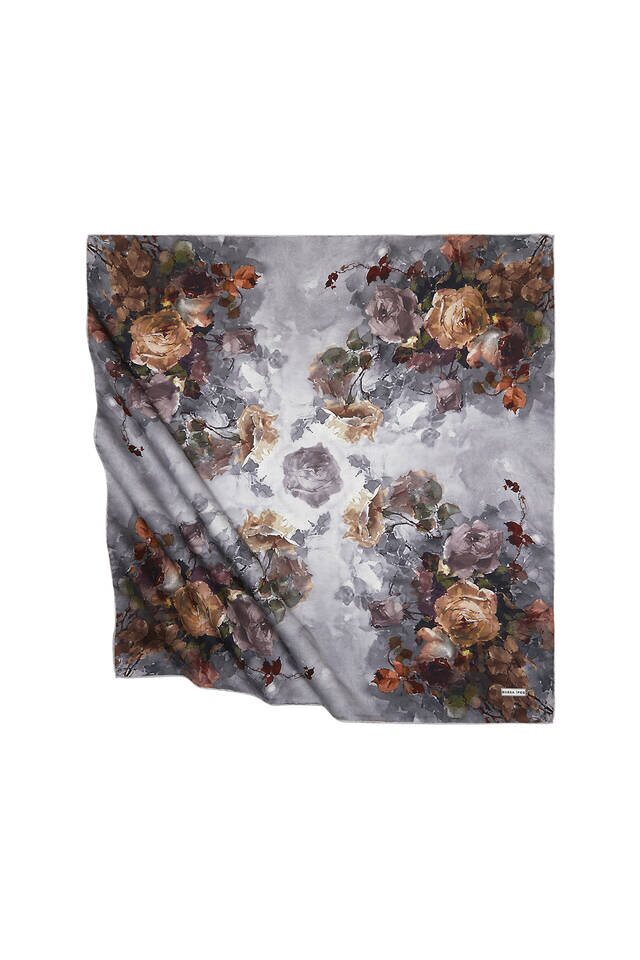 وشاح مربع حريري بنقشة زهور رمادي 