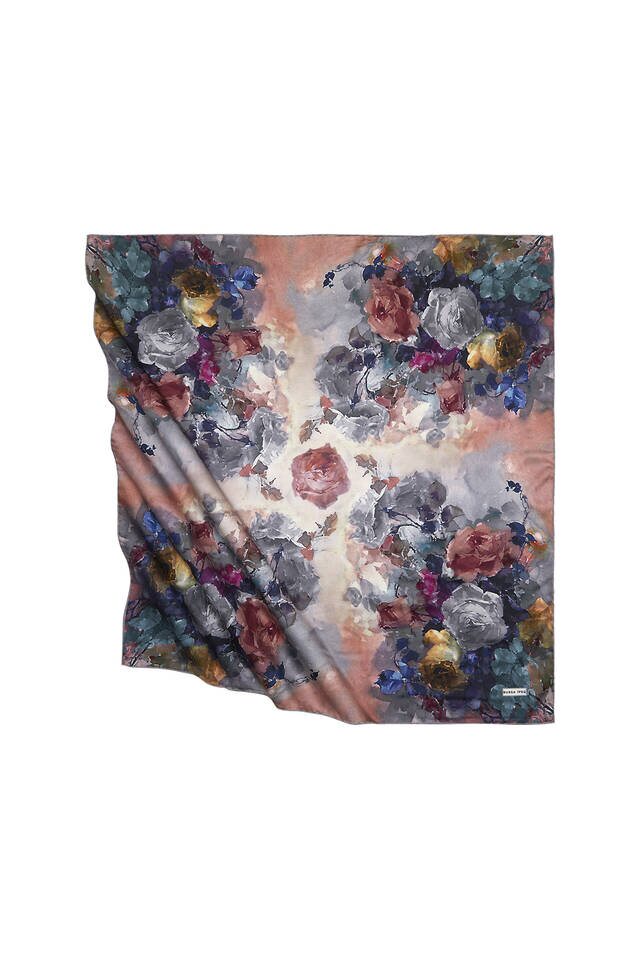 وشاح مربع حريري بنمط زهرة السلمون 