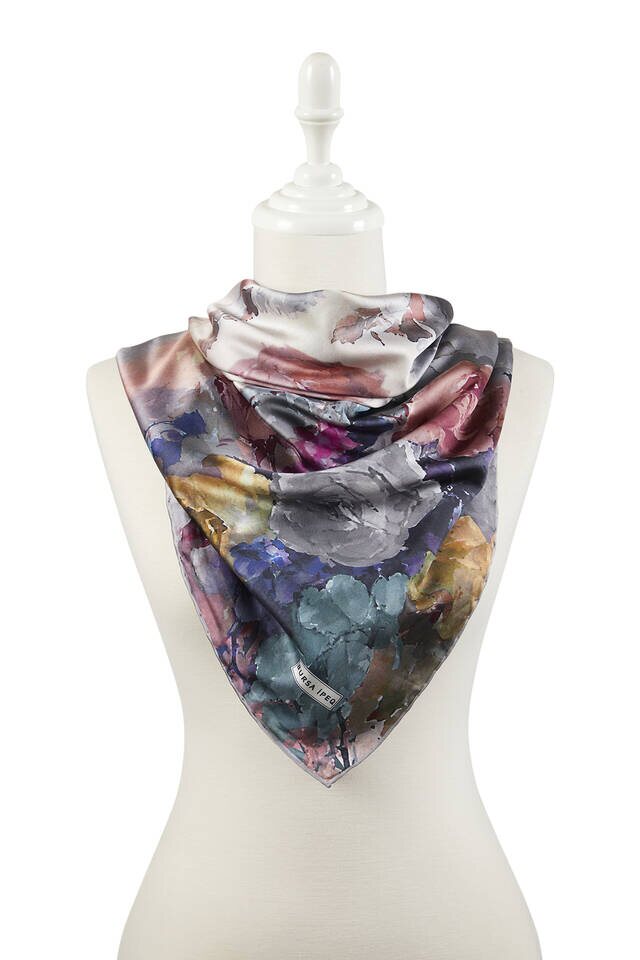 وشاح مربع حريري بنمط زهرة السلمون - 2