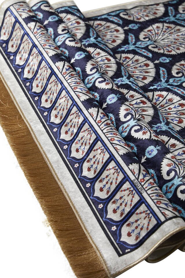 سجادة صلاة من المخمل باللون الأزرق الداكن - 3