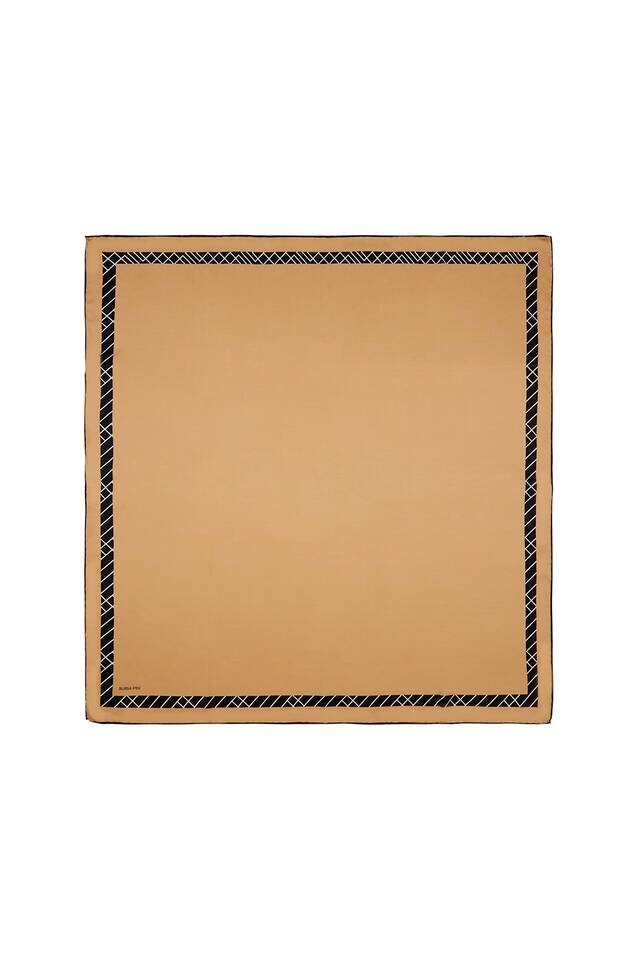 وشاح مربع من الحرير والخط المائي باللون الذهبي 