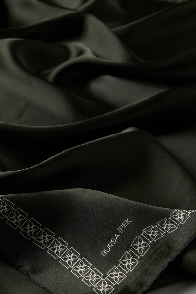 وشاح مربع من الحرير بجلد مدبوغ أخضر عسكري يحده فراشة - 3