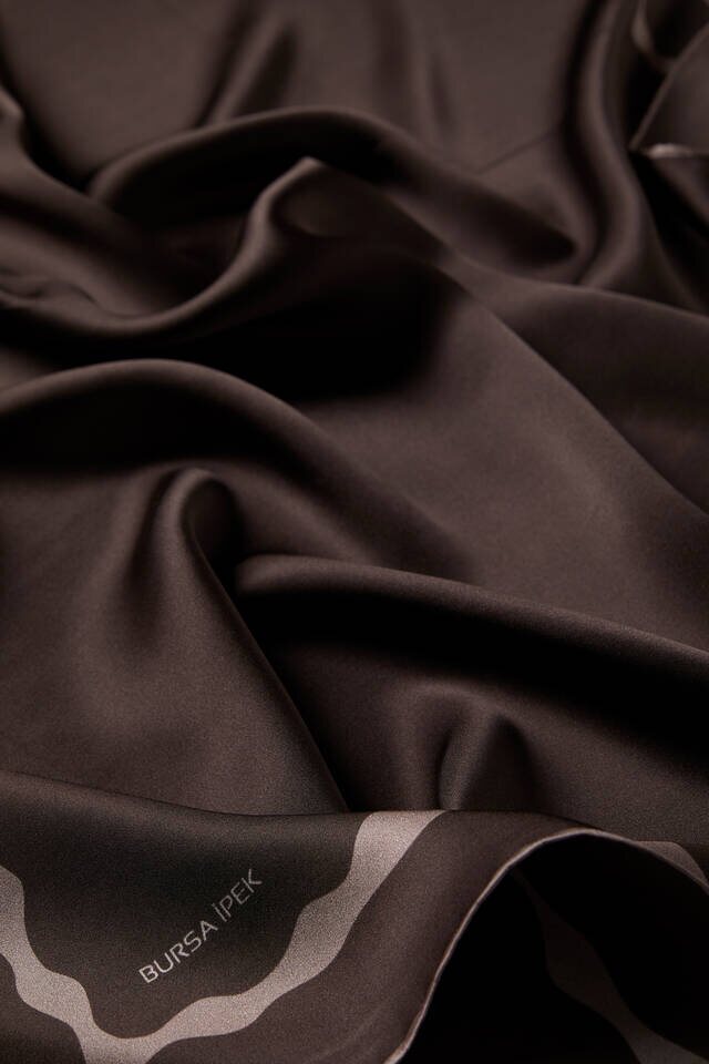 وشاح كستنائي داكن بموجة مائية على شكل موجة مربعة من الحرير - 3