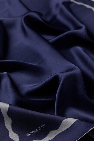 وشاح مربع من الحرير بموجة مائية يحدها الأزرق الداكن - Thumbnail