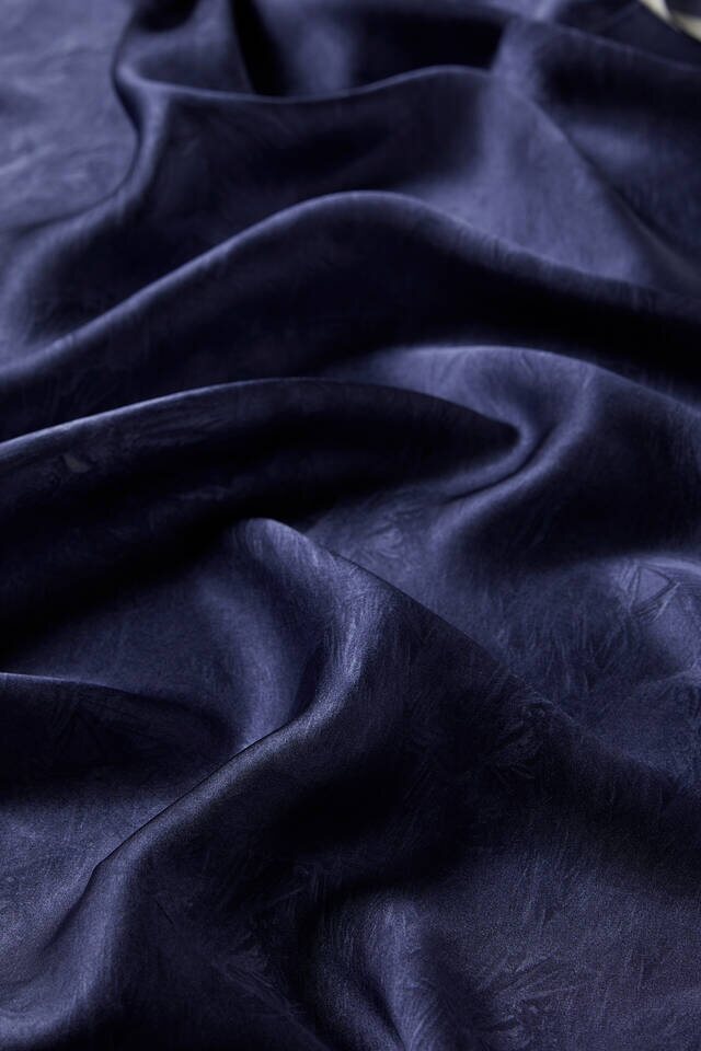 وشاح مربع من الحرير باللون الأزرق الداكن - 3