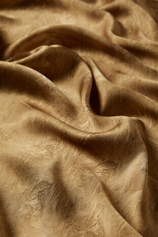 وشاح مربع من الحرير بفرشاة ذهبية داكنة - Thumbnail