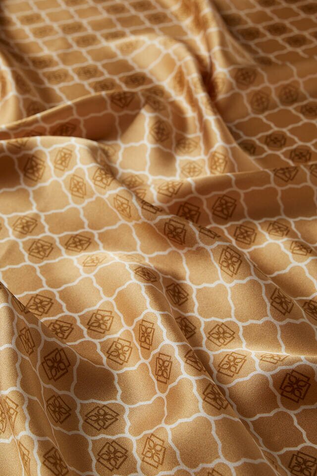 وشاح مربع حرير مونوغرام ذهبي داكن - 3