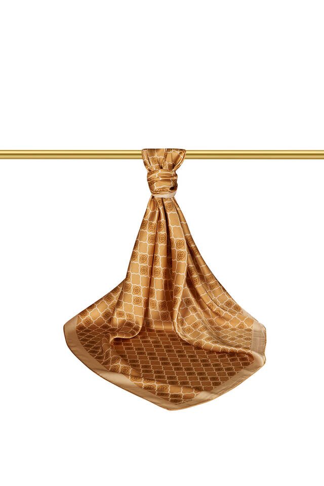 وشاح مربع حرير مونوغرام ذهبي داكن - 2