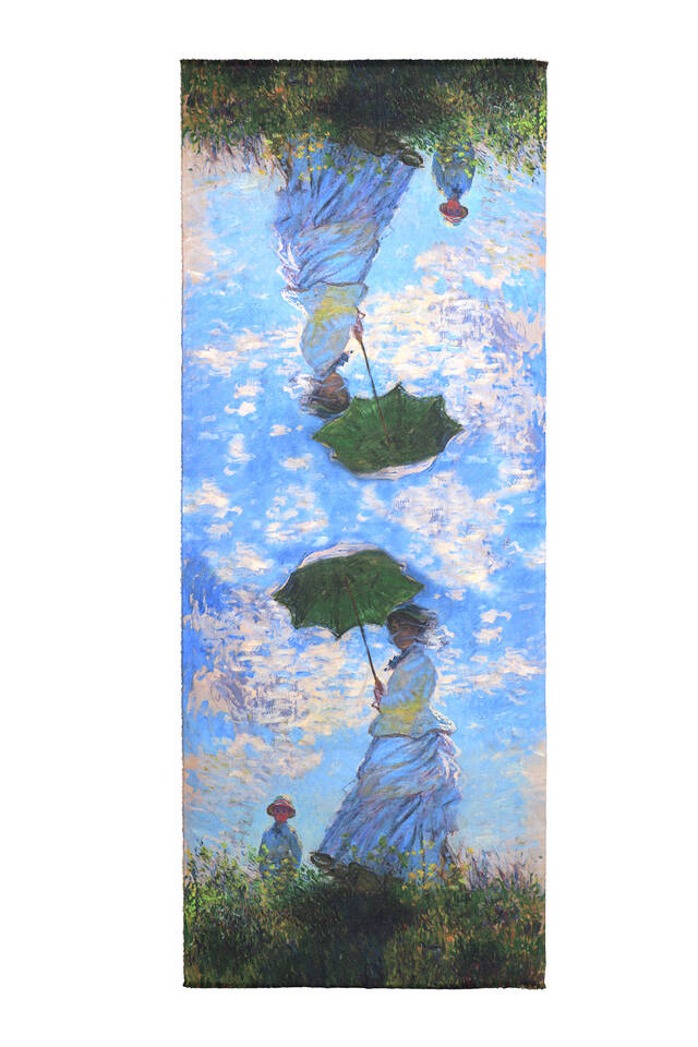 فتاة ذات شال شتوي بنمط المظلة الزرقاء - 4