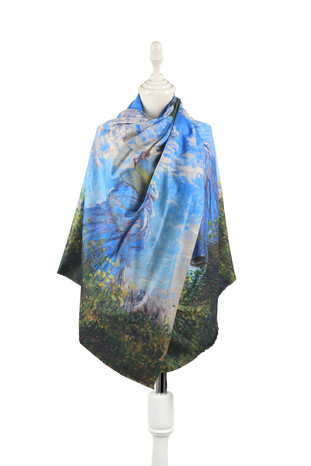 فتاة ذات شال شتوي بنمط المظلة الزرقاء 