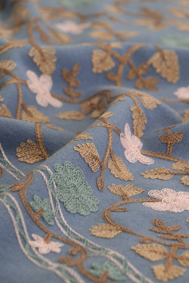 شال شتوي مطرز باللون النيلي - 4