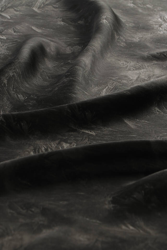 وشاح مربع من الحرير باللون الأسود - 3