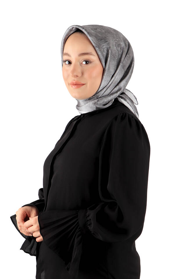 وشاح مربع من الحرير باللون الرمادي - 2