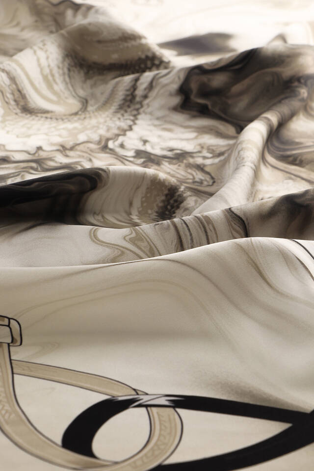 وشاح مربع من الحرير بنمط الحزام الحجري - 3