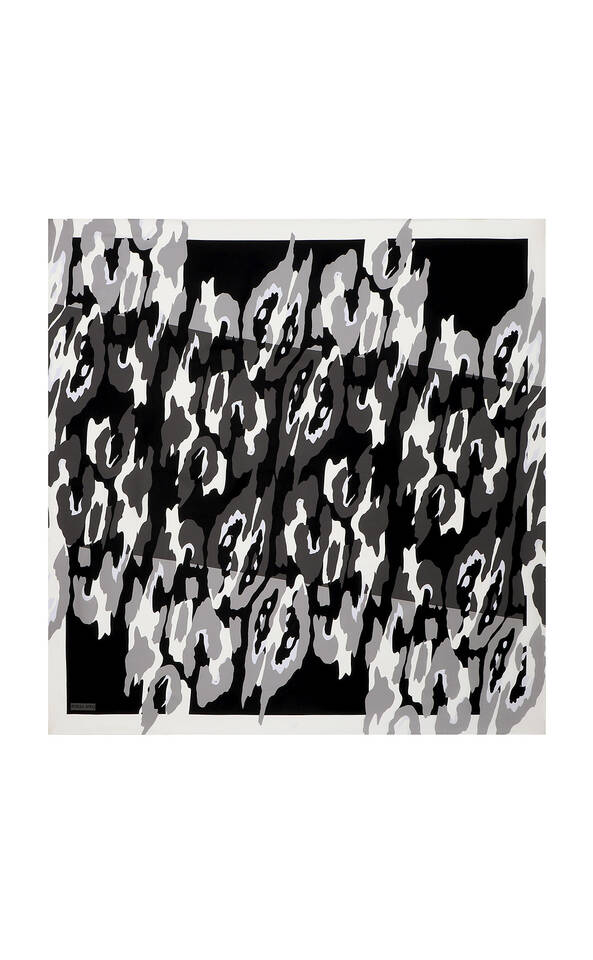 وشاح مربع من الحرير بنمط ساري أسود 