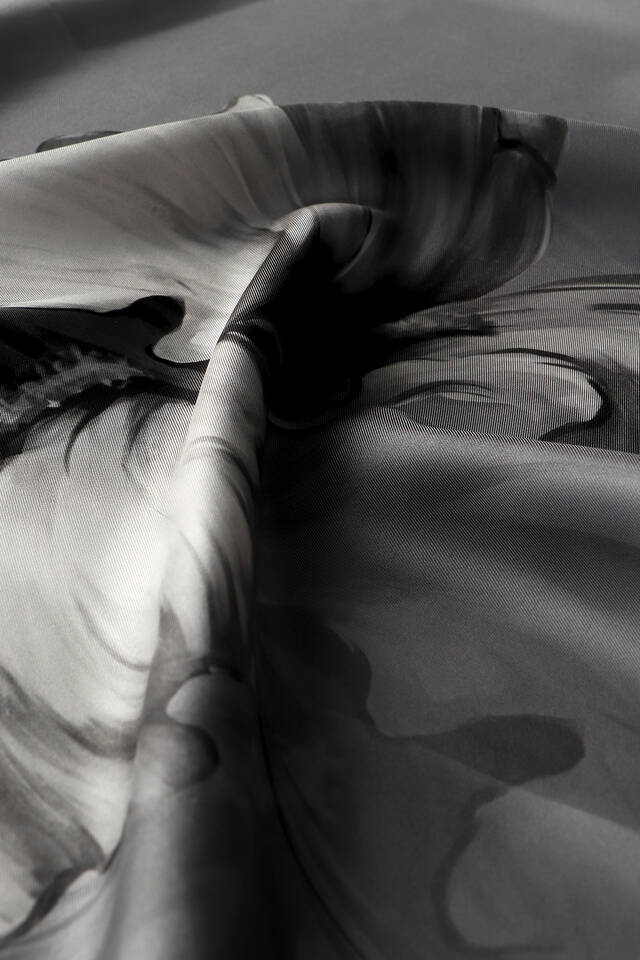 وشاح مربع من الحرير بنمط القزحية الرمادية - 3