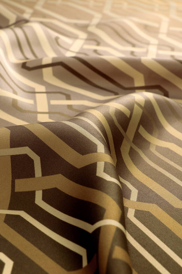 وشاح مربع من الحرير بنمط محبوك باللون البني - 2