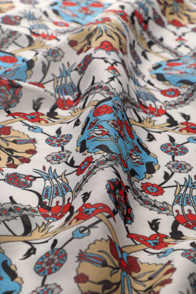 وشاح مربع ناعم بنمط التوليب باللون العنابي - 3