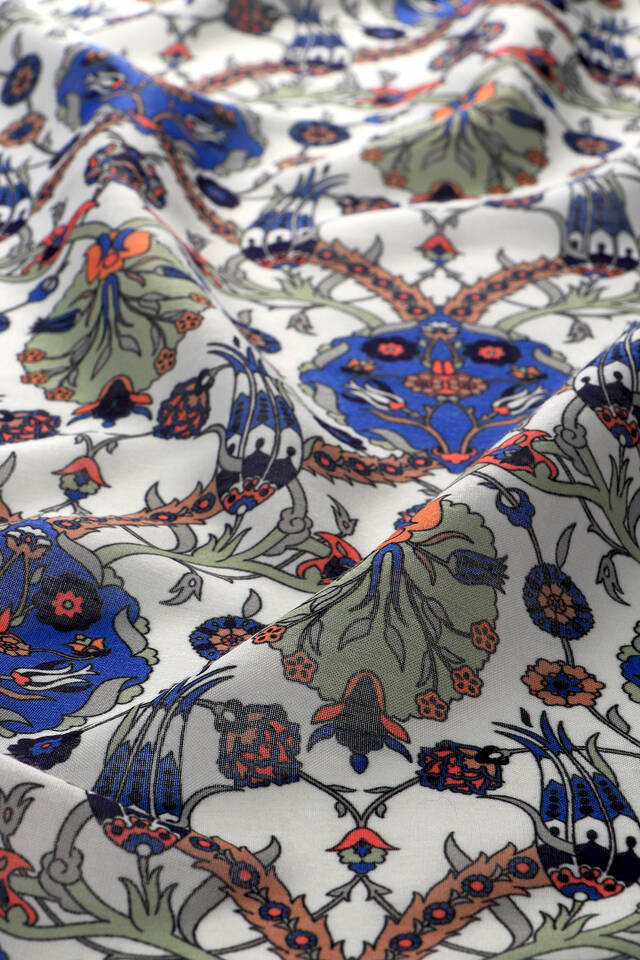 وشاح مربع ناعم بنمط الخزامى من البلاط الكاكي - 3