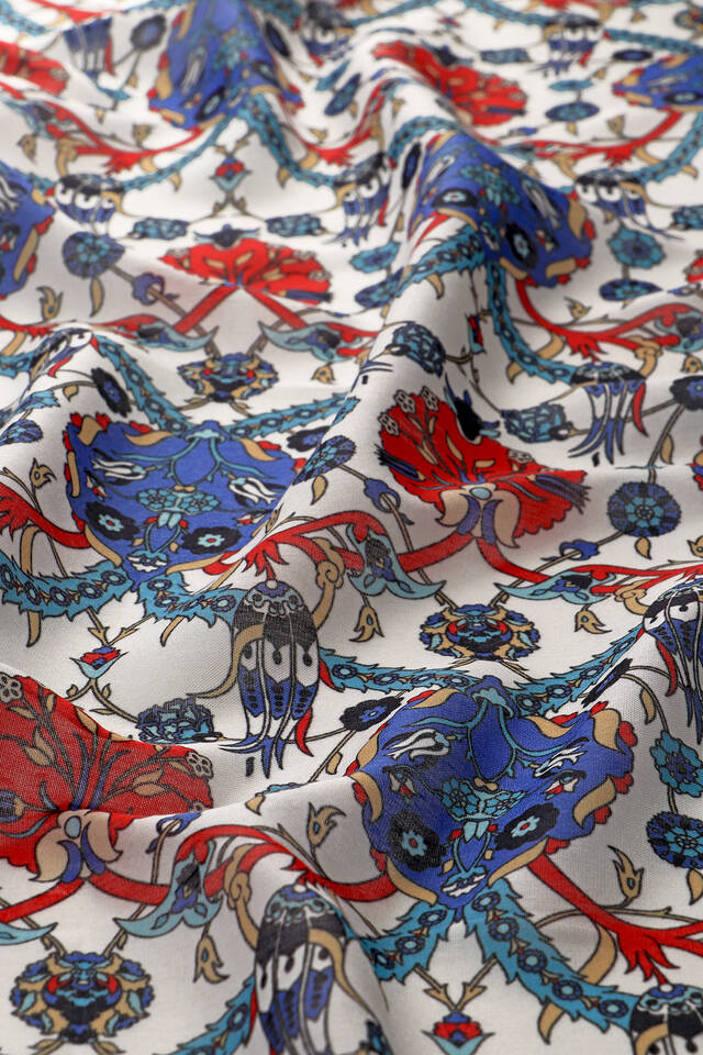 وشاح مربع ناعم بنمط الخزامى باللون الأحمر - 3