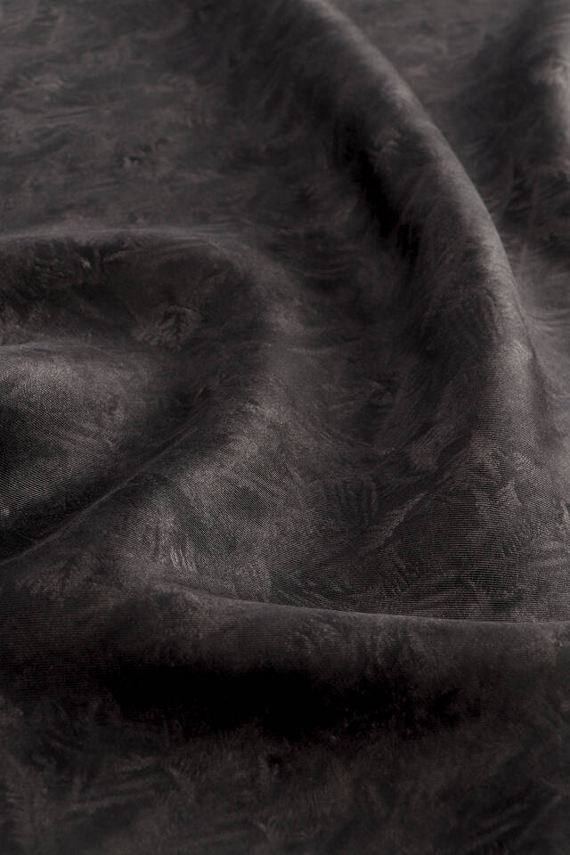 وشاح مربع من الحرير المائل بنمط الفرشاة باللون الأسود - 3