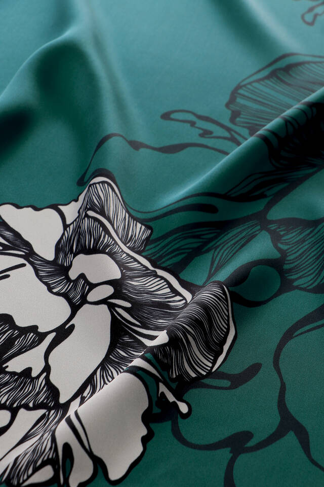 وشاح مربع من الحرير بنقشة زهرة البيجونيا باللون الأخضر البترولي - 3