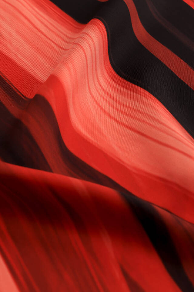 وشاح مربع من الحرير المائل بنمط نسيم بورجوندي - 3