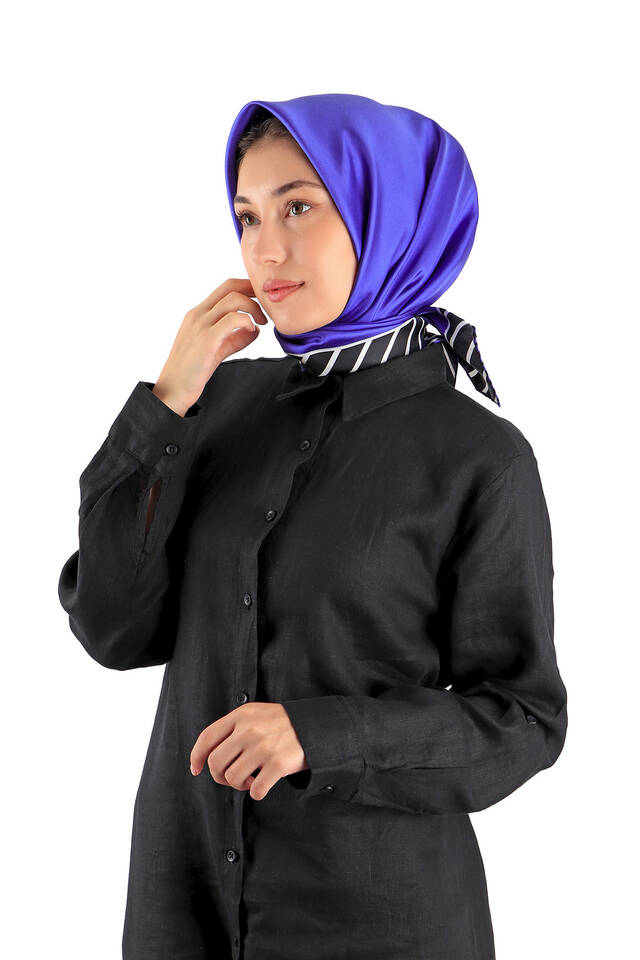 وشاح مربع من الحرير المائل بنمط مخطط من Saks - 2