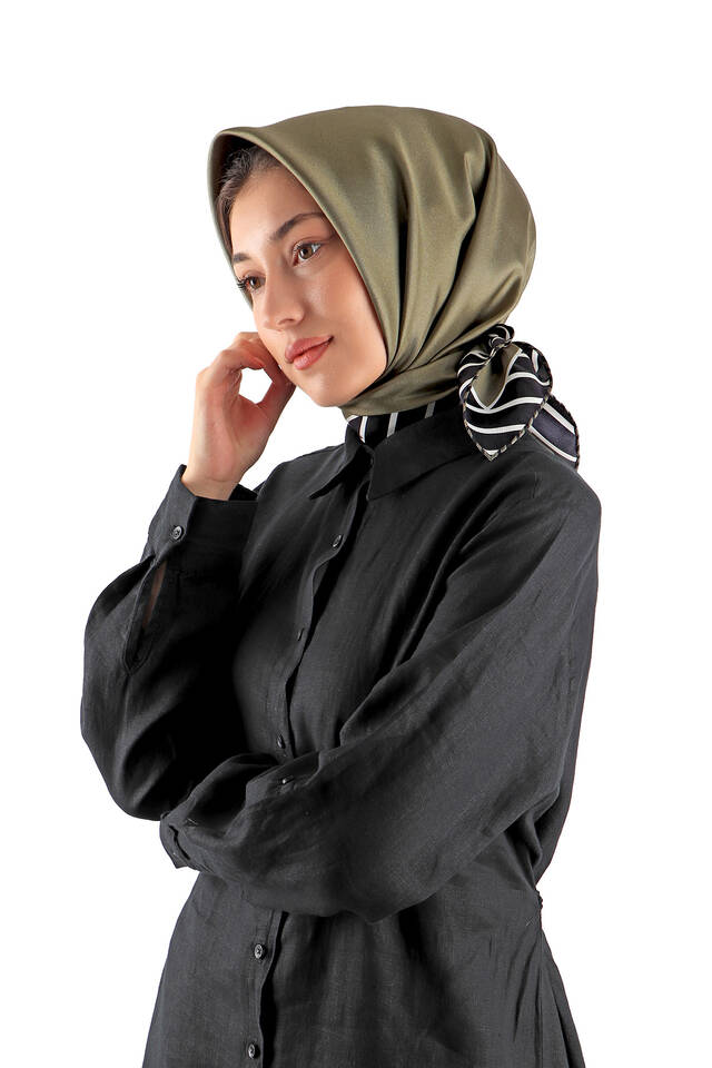 وشاح مربع من الحرير بنمط مخطط باللون الكاكي - 2